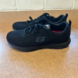 Skechers Women's size 6 slip resistant work shoes